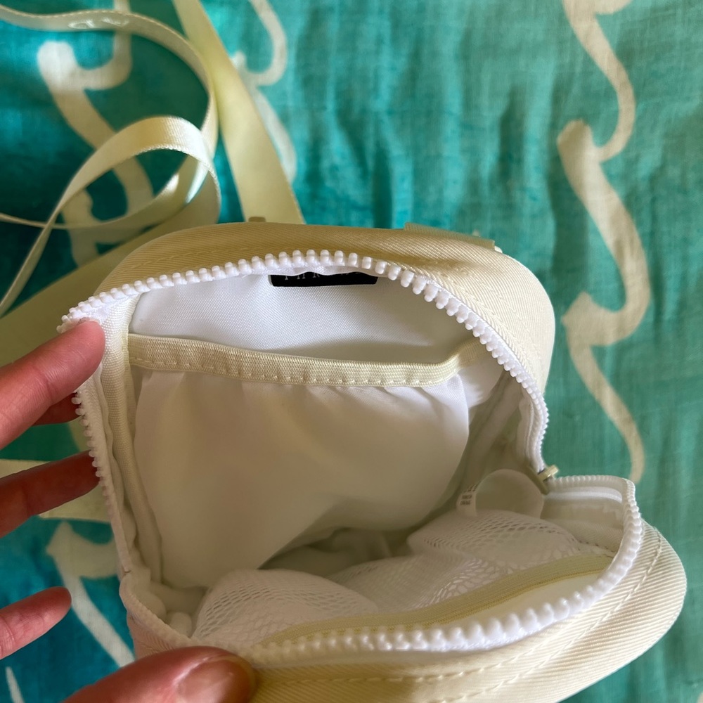 Thread Wallets Crossbody Bag - Picture 2 of 4